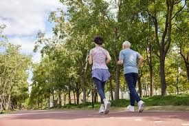 巴甲福塔莱萨门将在4名队友提醒下未注意身后对手，开球时遭抢断丢球